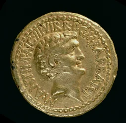 Aureus (forside) med det nakne hodet til Marcus Antonius (8281 f.Kr.-30 f.Kr.) (gull) Inskripsjon: M ANT IMP AVG III VIR R P C M BARBAT Q P (for bakside 119140)